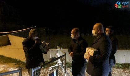 İl Başkanı Karabıyık karantina altındaki mahalle sakinlerine maske götürdü