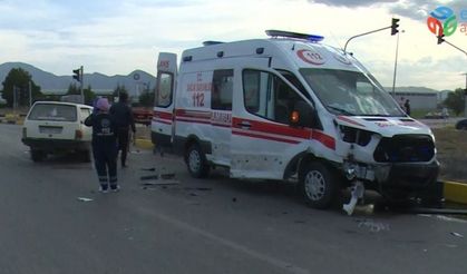 Isparta’da ambulans ile otomobil çarpıştı: 1’i ağır 2 yaralı