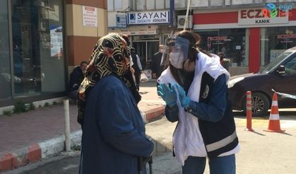 “Meyve alayım, bir daha da gelmem” dedi, polis 65 yaş üstündeki kadını zor ikna etti
