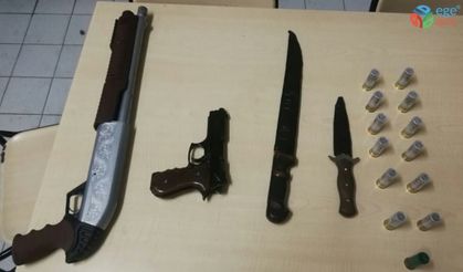 Polisin durdurduğu şüpheli araçtan tüfek ve kesici aletler çıktı