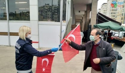 Trabzon Büyükşehir Belediyesi 23 Nisan öncesi Türk bayrağı dağıtıyor