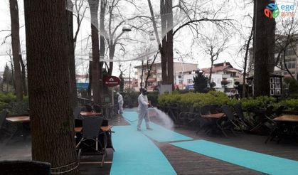 65 yaş üstü vatandaşlar için parklar ve banklar dezenfekte edildi