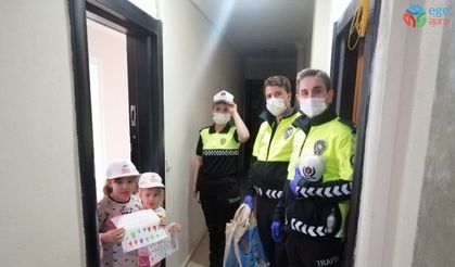 Ayvacık’ta polis ve jandarmadan evde kalan çocuklara hediye