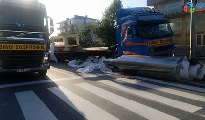 Tırdan düşen demir silindir D130 Karayolu’nu trafiğe kapattı