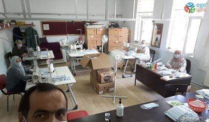 Gölyaka Halk Eğitim Merkezi bu sefer öğrenciler için maske dikiyor