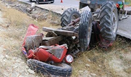 Traktör şarampole devrildi: 1’i çocuk 4 yaralı