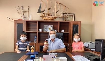 Annelerin yaptığı el yapımı salçalarla İl Milli Eğitim Müdürü Çelik’i ziyaret ettiler
