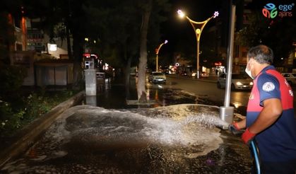 Belediye ekipleri Covid-19 önlemleri kapsamında caddeleri dezenfekte etti
