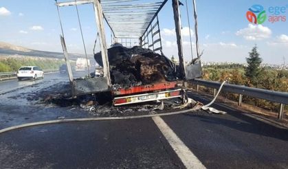 Ambalaj malzemesi taşıyan tır seyir halindeyken alev aldı