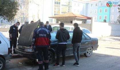 Araç yangını ihbarına giden polis hararet yapan otomobille karşılaştı
