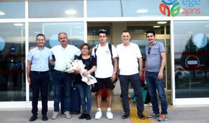 Denizlili milli yüzücü Baturalp, havaalanında çiçeklerle karşılandı