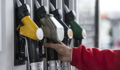 Akaryakıt tabelası yazboz tahtası oldu