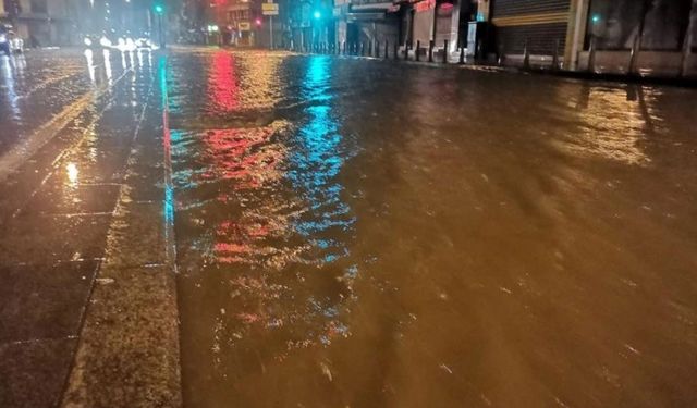 İzmir’i sağanak vurdu: Cadde ve sokaklar göle döndü