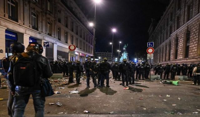 Paris sokakları karıştı: Polis müdahale etti