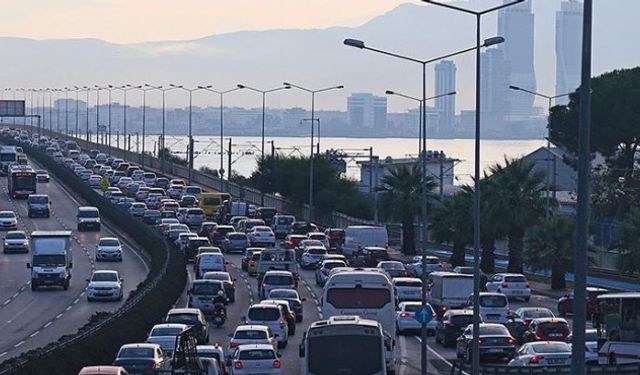 Okullar açıldı, İzmir'de trafik başladı