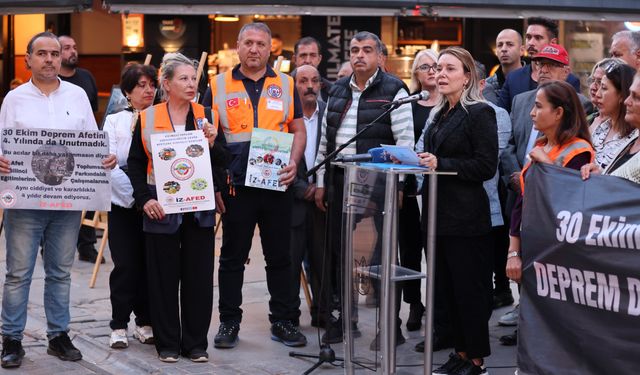 Depremde hayatını kaybeden canlar Konak'ta anıldı