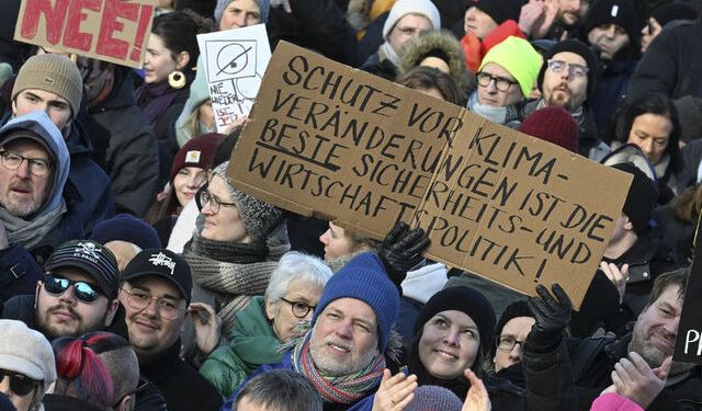 Berlin'de binlerce kişi aşırı sağa karşı gösteri düzenledi