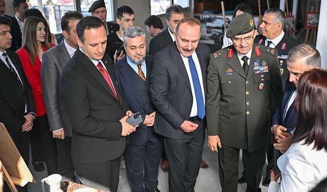 Bornova’da 18 Mart coşkusu ve şehitlere saygı