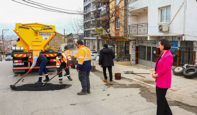 Karabağlar’da Yollar Asfalt Yama Robotuyla Hızla Onarılıyor