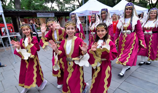 Bornova'da halayla yükselen coşku sürüyor