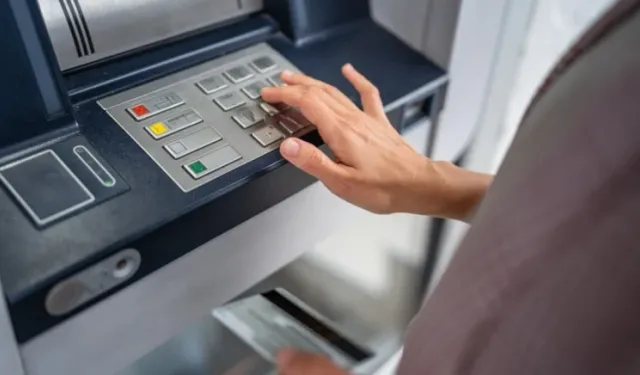 ATM’de basmayı unuttuğu tuş yüzünden bir tomar parası gitti!