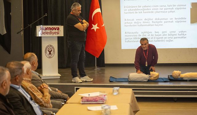 Bornovalı muhtarlara hayat kurtarmayı öğreten eğitim