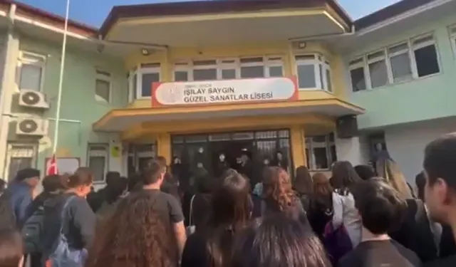 'Andımız' krizi: Müdür susturmaya çalıştı, öğrenciler sonuna kadar okudu!