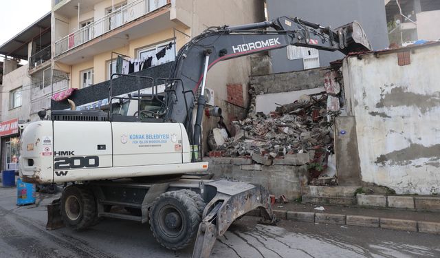 Konak’ta metruk yapıların yıkımı devam ediyor