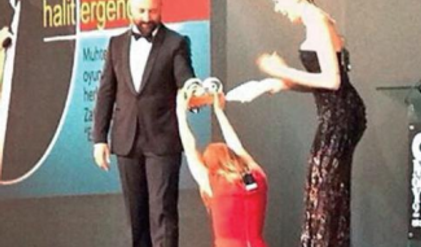 Rol arkadaşını tutarak kaldıran Ergenç’in de gözlerinin dolduğu görüldü. Tören sonrası gazetecilere açıklama yapan Uzerli, “Halit için Afrika’ya giderim. Ödül vermek için davet ettiler, Halit olduğunu duyunca geri döndüm. Kendimde o gücü buldum ve döndüm. Ocak ayından itibaren Türkiye’ye yerleşeceğim” dedi.