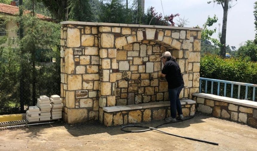 Beşyol Köyündeki Ağaç Koruma Altına Alınmayı Bekliyor...
İzmir&#039;in Bornova ilçesine bağlı Beşyol Mahallesi&#039;nde bulunan 6 asırlık çınar ağacı için, Beşyol Mahalle Muhtarı Mustafa Bahşi, ağacın korunmaya alınarak tekrar yaşatılabileceğini söyledi. Ağacın 600 yıllık olduğunu tahmin ettiklerini ifade eden Bahşi, &quot;Bu asırlık Çınar ağacının rüzgar, yağmur, kar gibi etkenlerle gövdesi ikiye ayrılmış. Yıllar önce ağaca yıldırım düşmesi sonucu gövdesi ikiye ayrılmış. Ağaç şu anda hala canlı&quot; dedi. 

Beşyol Mahalle Muhtarı Mustafa Bahşi, köye dışarıdan gelen ziyaretçilerin ağacın önünde fotoğraf çektirdiklerini ifade etti. Ağacın korumaya alınarak hastalıklı çürümeye başlayan yerlerinin temizlenmesiyle dimdik ayakta kalabileceğini belirten Bahşi, ağacın dip kısmının hala sağlam olduğunu ağacın yaşının ise kimse tam olarak yaşını bilmediğini ama Çınar ağacının 500-600 yıllık olduğu söyleniyor. Bu gibi ağaçları elimizden geldiğince korumaya özen gösteriyoruz&quot; diye konuştu.


Haberin Linki:https://www.egeajans.com/cevre/besyol-koyundeki-agac-koruma-altina-alinmayi-bekliyor-h26224.html