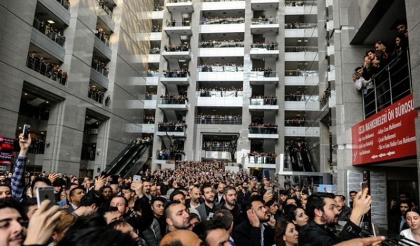 Ekrem İmamoğlu mazbatasını aldı