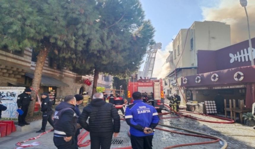 Kemeraltı'nda yangın paniği: Dumanlar kent merkezini kapladı!