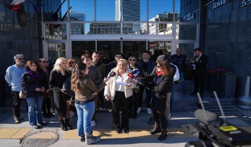 İzmir'de konsolosluk önünde siyah çelenkli eylem!