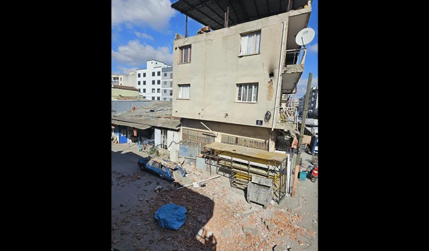 İzmir'de fırtına etkisi... 1 araba hasarlı