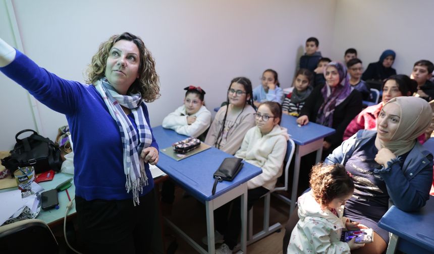 Konak'ta çocuklar hem eğleniyor hem öğreniyor
