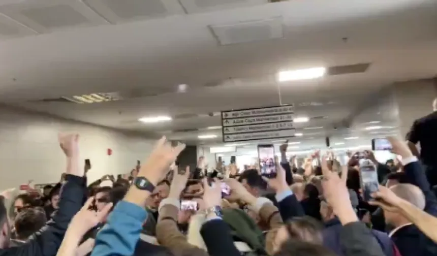 Ümit Özdağ'ın yargılandığı mahkeme önünde arbede