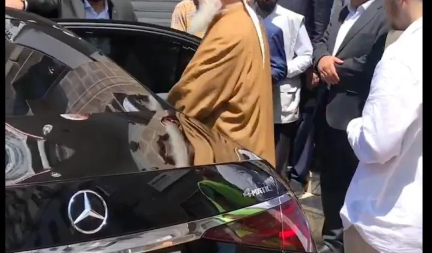 Türbanlı iki kadın Menzil Şeyhinin çakarlı aracıyla İstanbul'u birbirine kattı