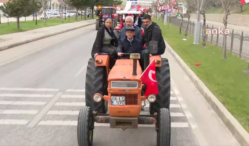 Özgür Özel traktörle mitinge gidiyor!