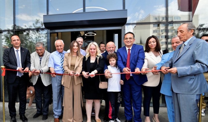 Bornova Belediyesi, emektar bürokratını onurlandırdı