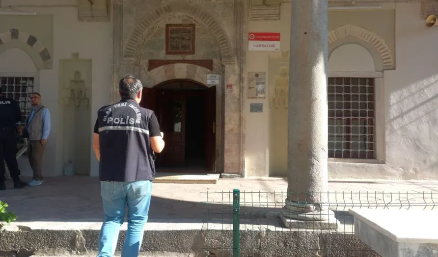 Camide ahlaka aykırı davranışa 2 tutuklama