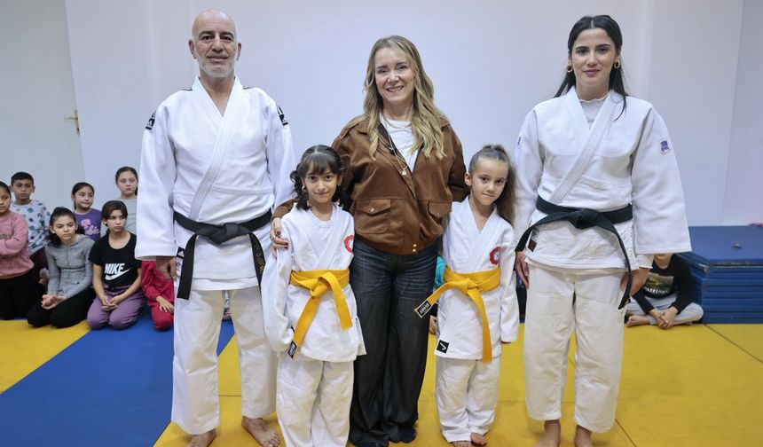 Geleceğin judocuları Konak'ta yetişiyor: Sarı kuşaklar Başkan Mutlu'dan